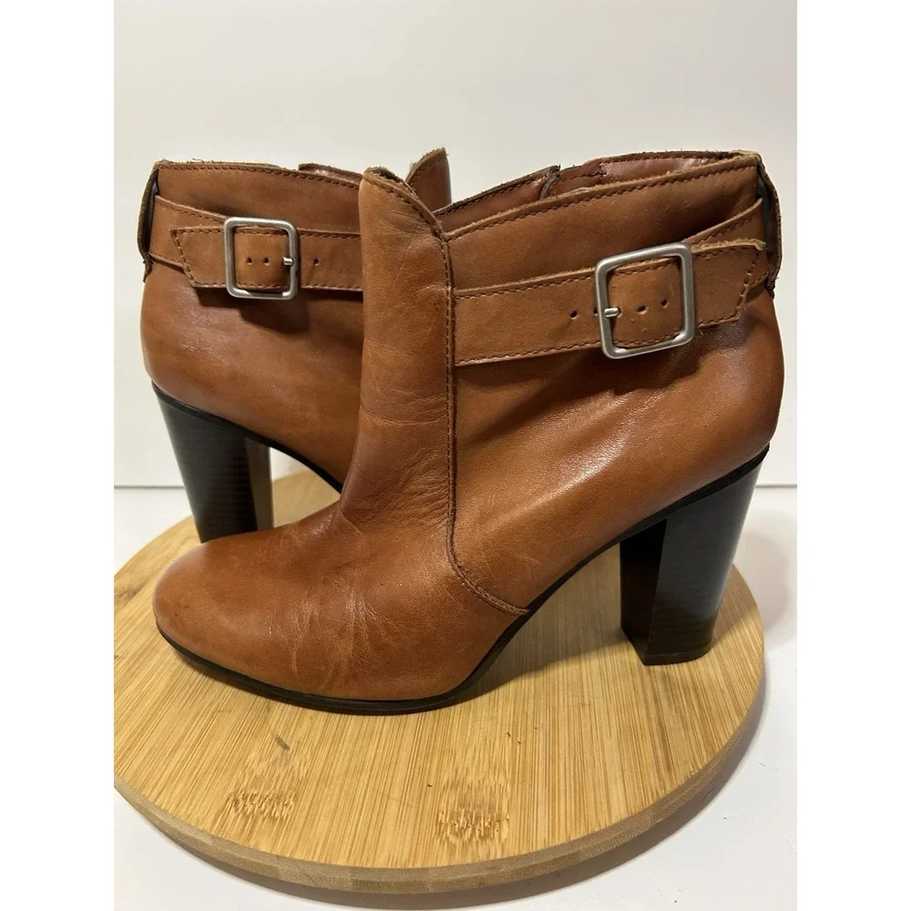 Liz Claiborne Tan Brown Leather 3.5